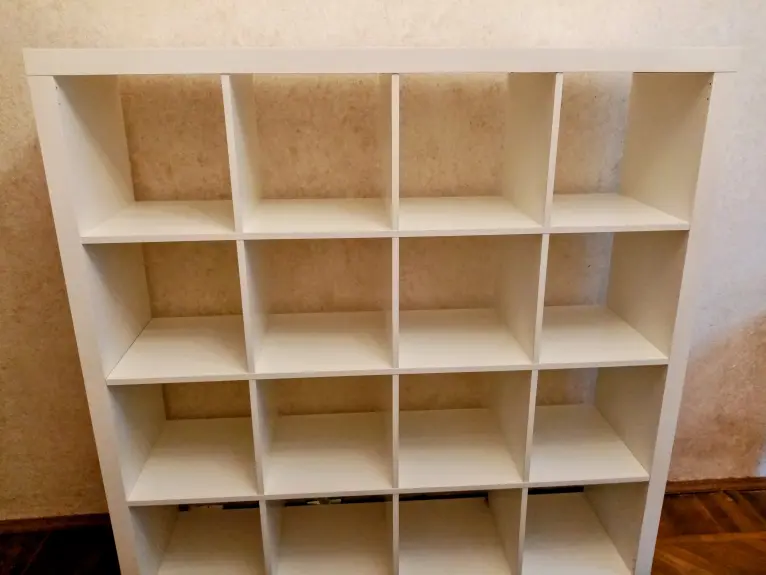 Собранный IKEA стеллаж